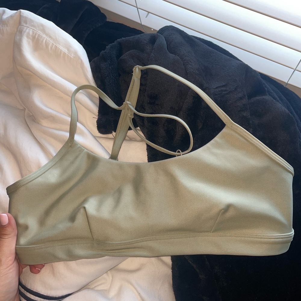 Alo yoga airlift intrigue bra size M. Limestone color (limited) Make offers <3